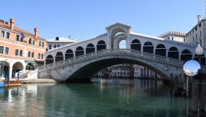 En Venecia, multan y expulsan a turistas por surfear en el Gran Canal
