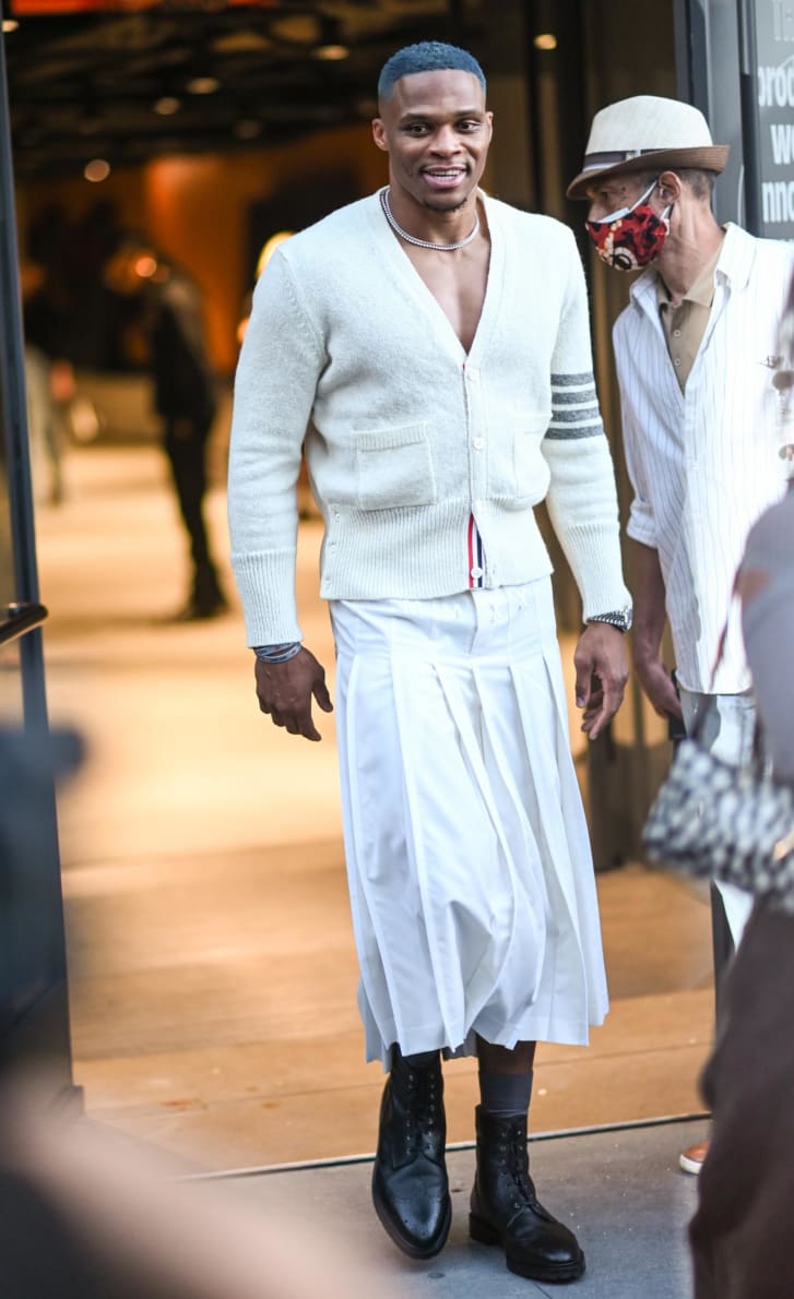 De Brad Pitt a Lil Nas X: la moda de las faldas masculinas
