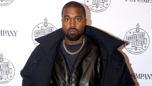 Kanye West exhibe su línea de ropa Yeezy Gap en bolsas gigantes de basura