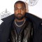 Kanye West exhibe su línea de ropa Yeezy Gap en bolsas gigantes de basura