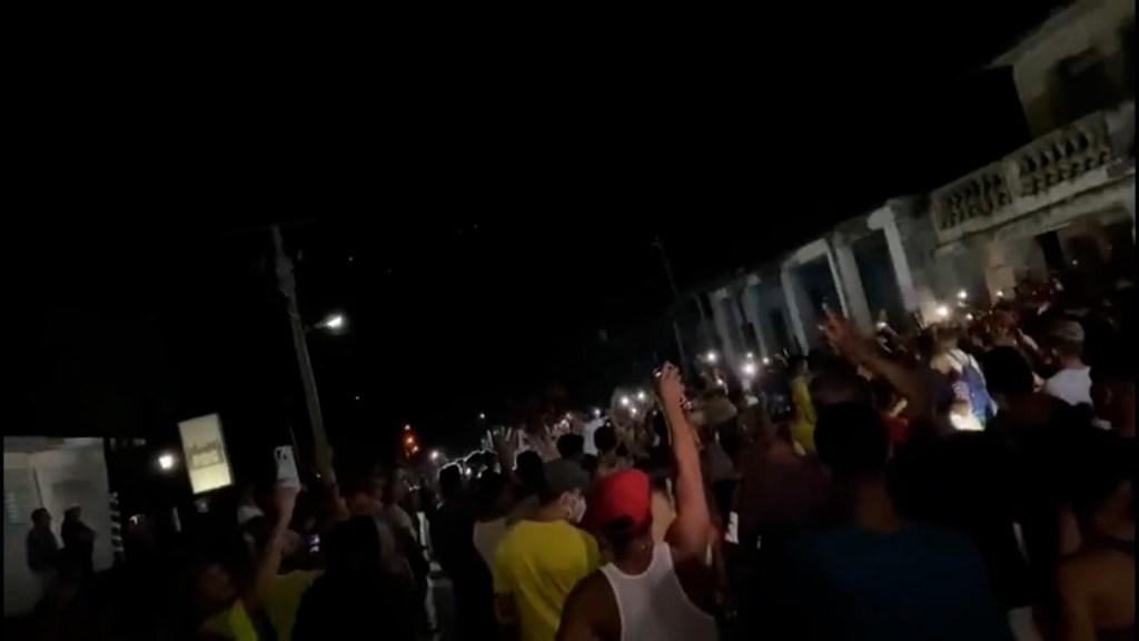 Cubanos desesperados salen a las calles a protestar por los apagones