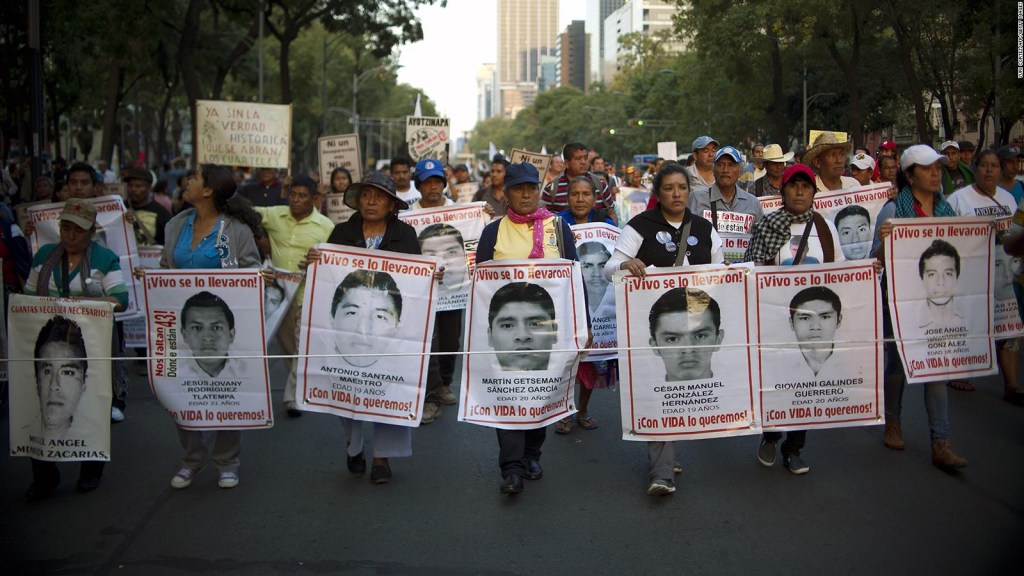 Padres de los 43 estudiantes de Ayotzinapa siguen buscando respuestas