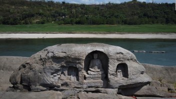 Estatuas budistas de 600 años quedan al descubierto por la sequía