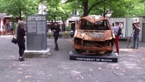 La inusual exhibición sobre Ucrania en una avenida comercial de Alemania