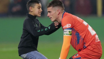 El tierno abrazo de Ezequiel Unsain y un niño tras partido de fútbol