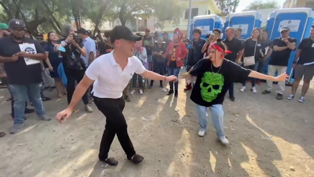 Alcalde de Monterrey baila cumbia en tributo a Celso Piña