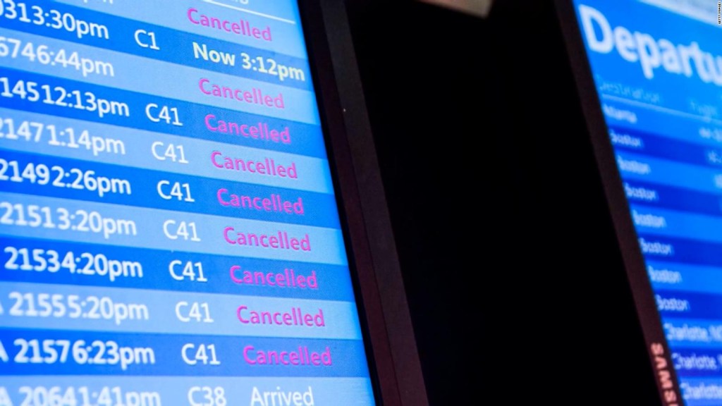 Caos en aeropuertos de EE.UU.: más de 1.300 vuelos cancelados