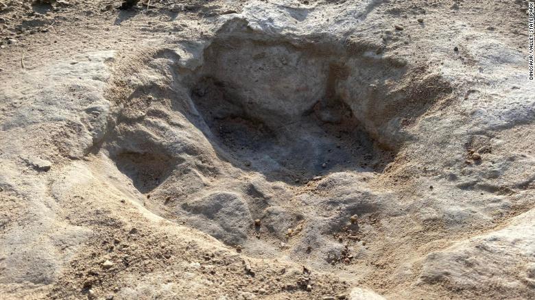 Sequía revela huellas de dinosaurio de hace 113 millones de años