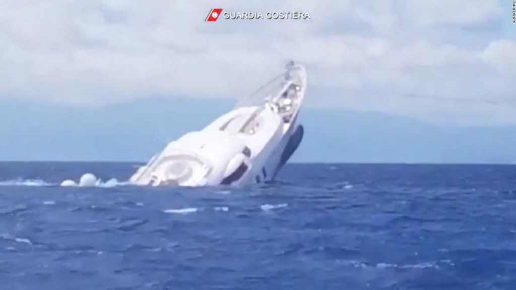 Il video mostra un superyacht che affonda