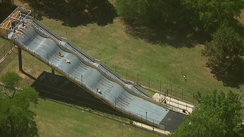 Look at the changes of this giant slide so as not to catapult children into the air