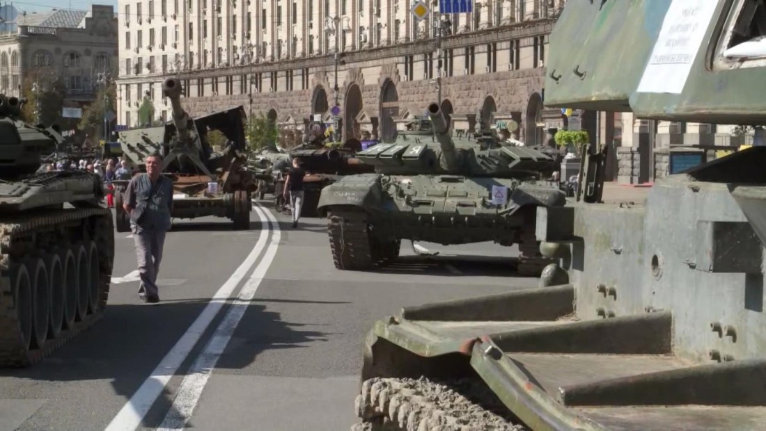 El significado de tanques rusos expuestos en Kyiv