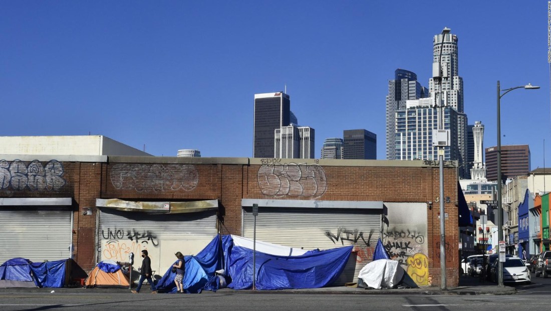 ¿Deben los hoteles en Los Ángeles albergar a personas sin techo?