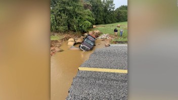 Inundaciones en Mississippi provocan agujero en carretera
