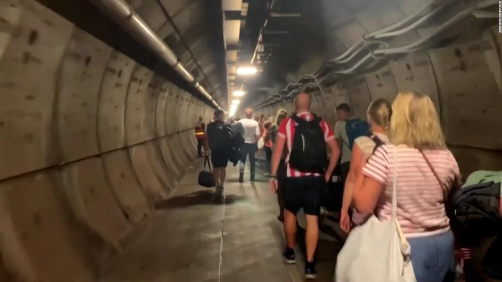 Passengers are stranded for 5 hours in the Eurotunnel under the sea