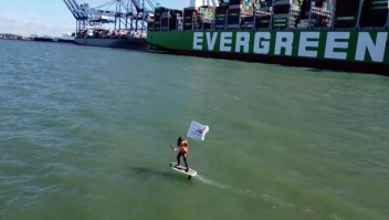 Trabajador en huelga surfea en tabla voladora