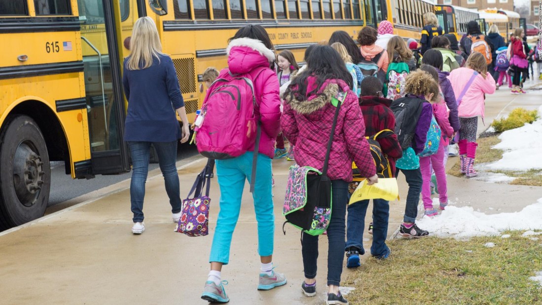Escuelas públicas en Washington aceptarán a niños inmigrantes provenientes de Texas