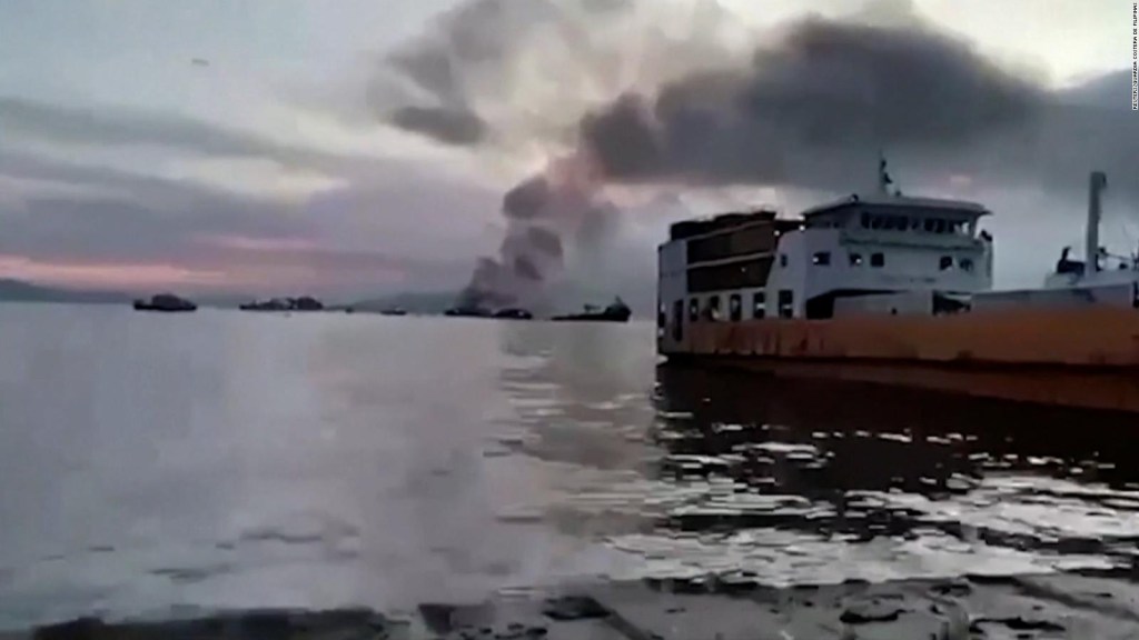 El momento del incendio de un ferry con 82 pasajeros en Filipinas