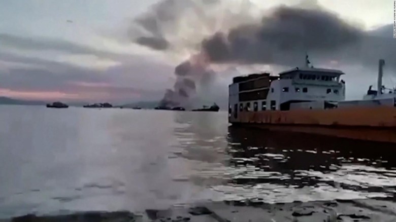 El momento del incendio de un transbordador con 82 pasajeros en Filipinas