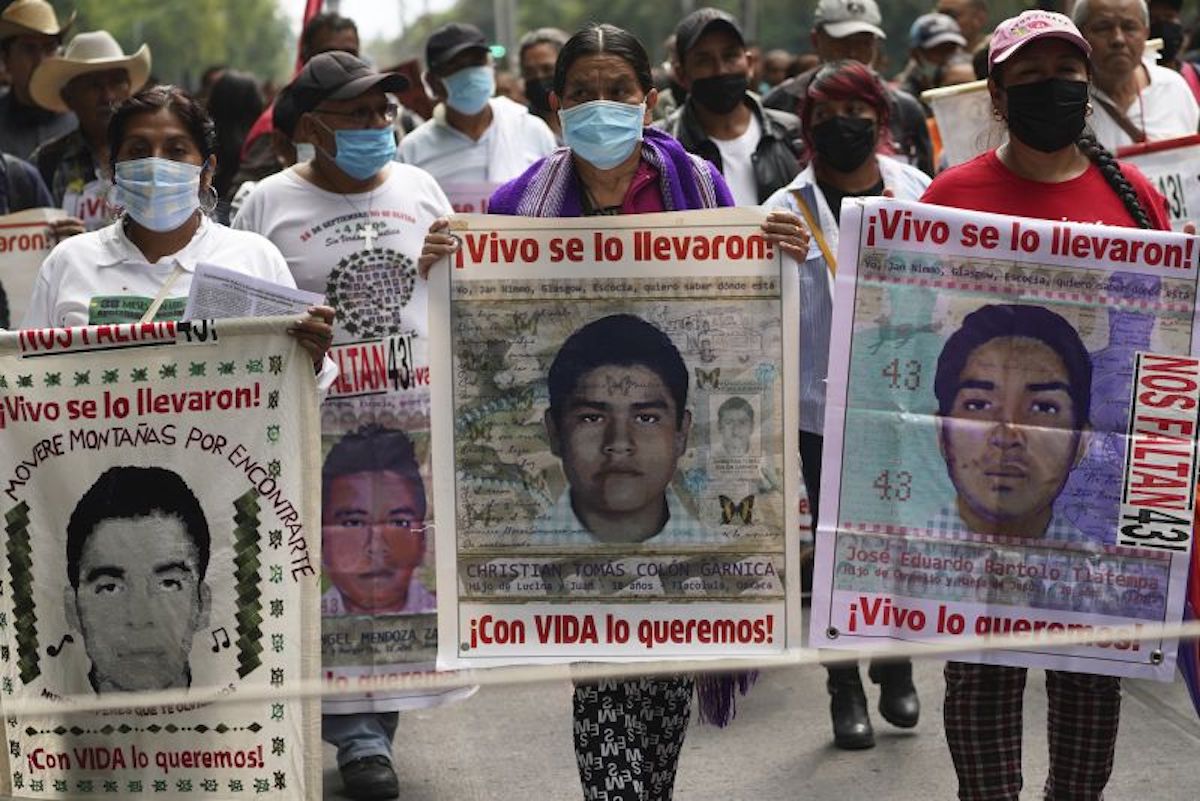 Padres de 43 estudiantes de Ayotzinapa aplauden detención de Karam