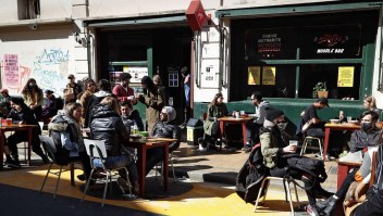 En Argentina, se llenan los restaurantes a pesar de la crisis económica