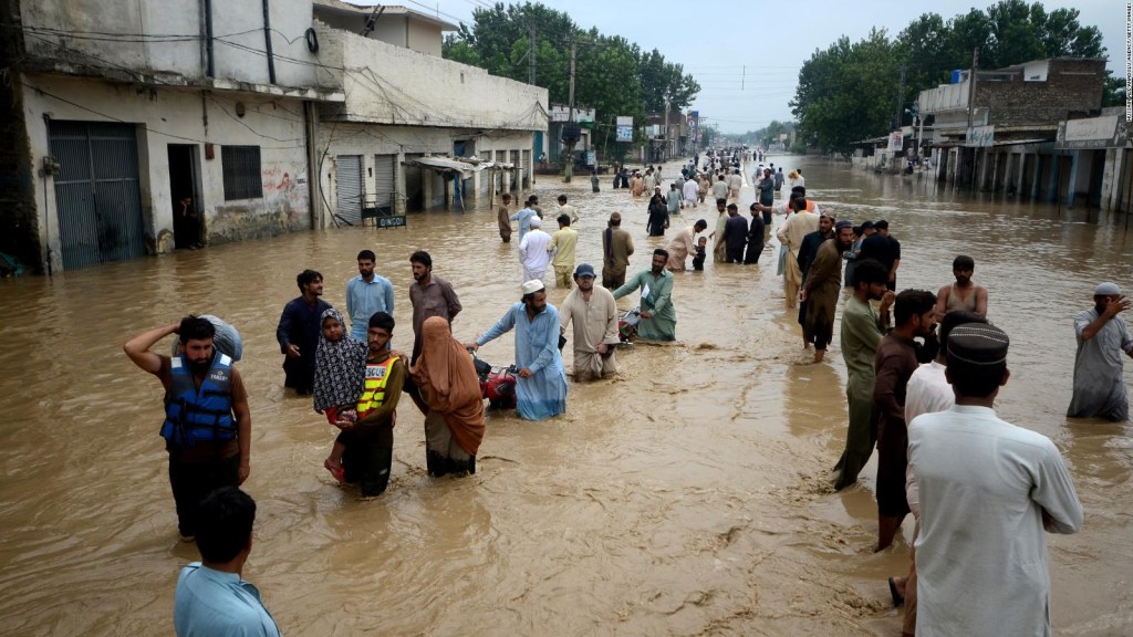 Razseljeni ljudje hodijo skozi poplavljeno območje v Peshawarju, Khyber Pakhtunkhwa, Pakistan v soboto.