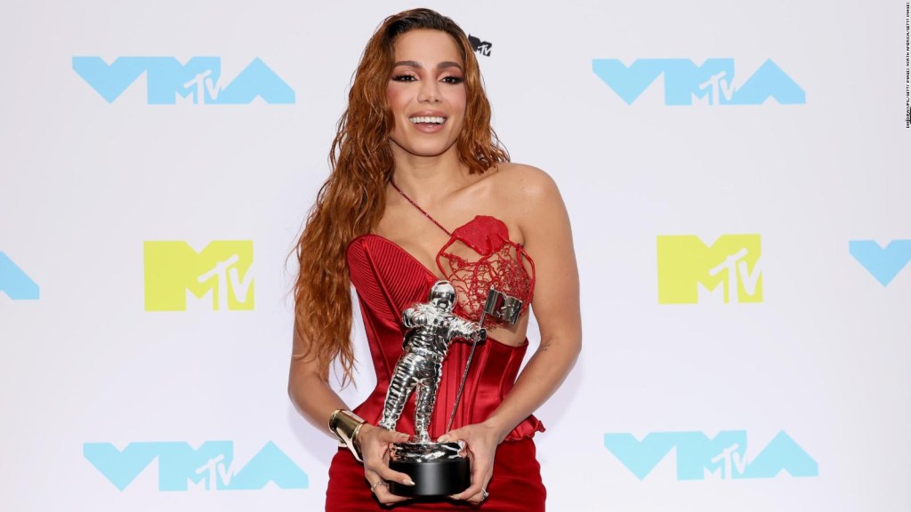 Anitta receives with emotion her first award at the MTV Video Music Awards