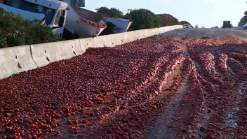 Ruedan tomates en una carretera de California