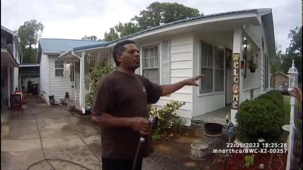 Detienen a pastor negro en Alabama por regar flores de vecino