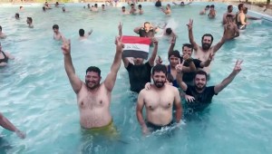 Iraq: En las protestas, manifestantes saltaron a la piscina presidencial