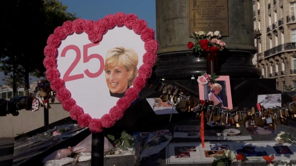 They pay tribute to Lady Di in Paris