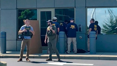 Un sospechoso armado intentó ingresar a la oficina del FBI en Cincinnati y murió después de un enfrentamiento con las autoridades