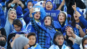 Permiten a mujeres en Irán asistir a un partido de fútbol local por primera vez en más de 40 años