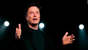 Elon Musk vende casi 8 millones de acciones de Tesla