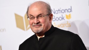 Salman Rushdie evoluciona favorablemente