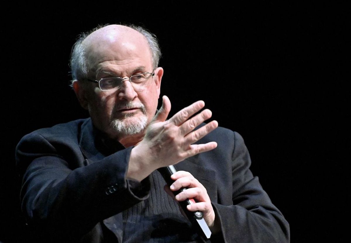 Dan mereka mengidentifikasi tersangka yang menyerang penulis Salman Rushdie di New York