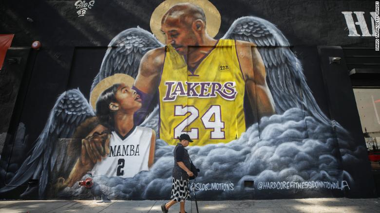 Un mural en homenaje a Kobe Bryant y su hija