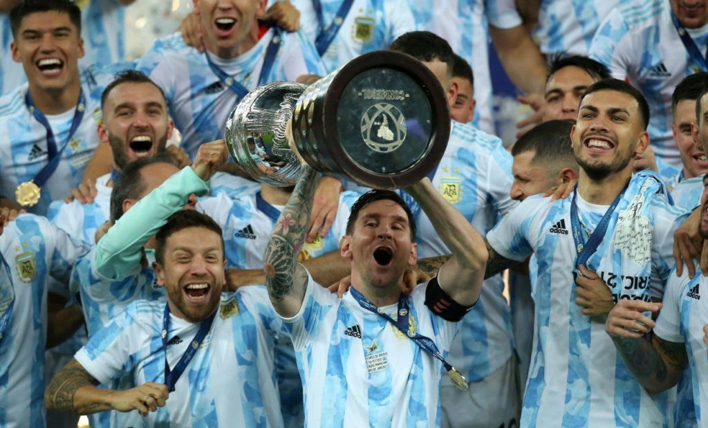 Lionel Messi levanta la Copa América ganada en 2021 en Brasil. Argentina es uno de los favoritos a ganar el Mundial de Qatar.