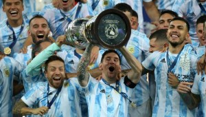 Lionel Messi levanta la Copa América ganada en 2021 en Brasil. Argentina es uno de los favoritos a ganar el Mundial de Qatar.