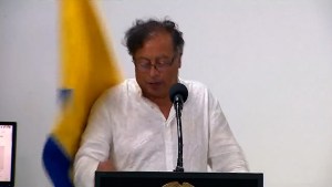 Gustavo Petro sufrió un incidente con una bandera de Colombia