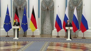 El canciller de Alemania junto a Putin. Alemania es uno de los países de Europa que se opone a castigar a los ciudadanos rusos por la guerra