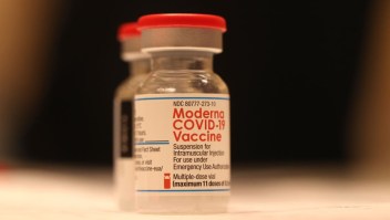 El Reino Unido es el primer país en aprobar una nueva vacuna de Moderna contra el covid-19