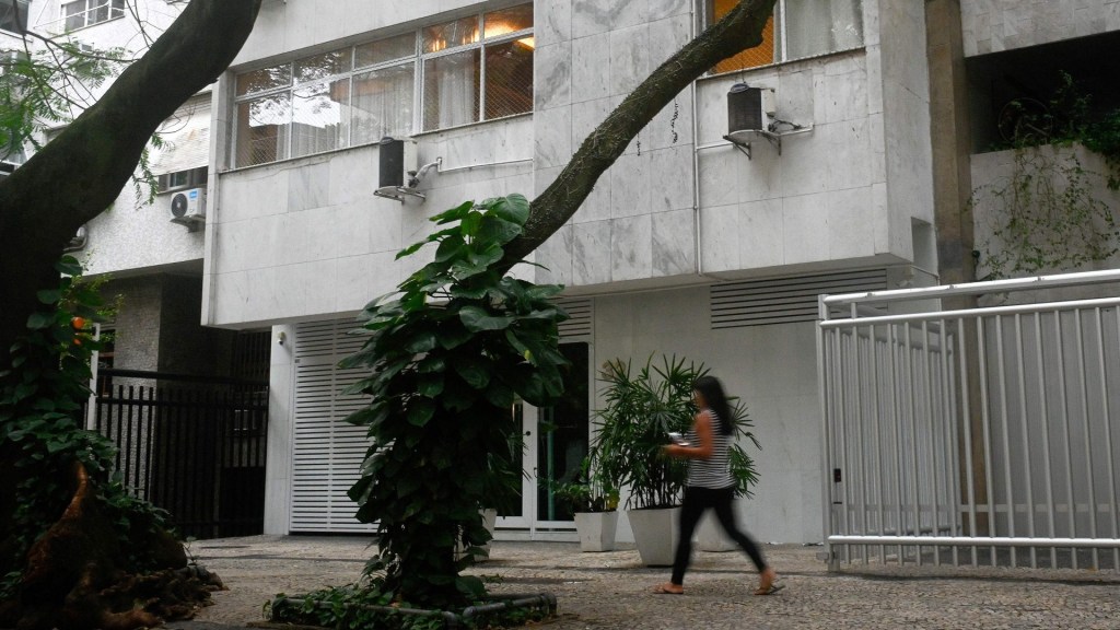 Imagen tomada el 6 de agosto de 2022 de la entrada del edificio donde murió el 5 de agosto el belga Walter Henri Maximilien Biot, marido del cónsul alemán Uwe Herbert Hahn, en el apartamento que compartían en Río de Janeiro, Brasil.