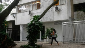 Imagen tomada el 6 de agosto de 2022 de la entrada del edificio donde murió el 5 de agosto el belga Walter Henri Maximilien Biot, marido del cónsul alemán Uwe Herbert Hahn, en el apartamento que compartían en Río de Janeiro, Brasil.