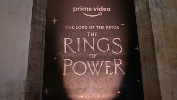 Cartel promocional mostrado en el estreno en Ciudad de México de "El Señor de los Anillos: Los anillos de poder".