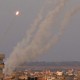 Disparo de una salva de cohetes desde la ciudad de Gaza hacia Israel, el 7 de agosto de 2022.