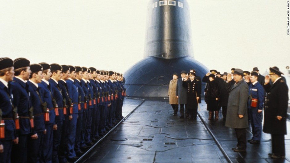 Gorbachov se reúne con miembros de la tripulación de un submarino nuclear durante una visita a Severomorsk, Unión Soviética, en 1987. (Sovfoto/UIG vía Getty Images)