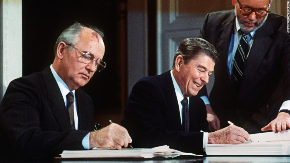 Gorbachov y Reagan firman un tratado que elimina los misiles nucleares estadounidenses y soviéticos de alcance intermedio y de menor alcance en Washington en 1987. (AFP/Getty Images)