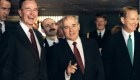 El presidente George H. W. Bush con Gorbachov en La Valeta, Malta, durante una cumbre entre Estados Unidos y la Unión Soviética en 1989. (JONATHAN UTZ/AFP/Getty Images)