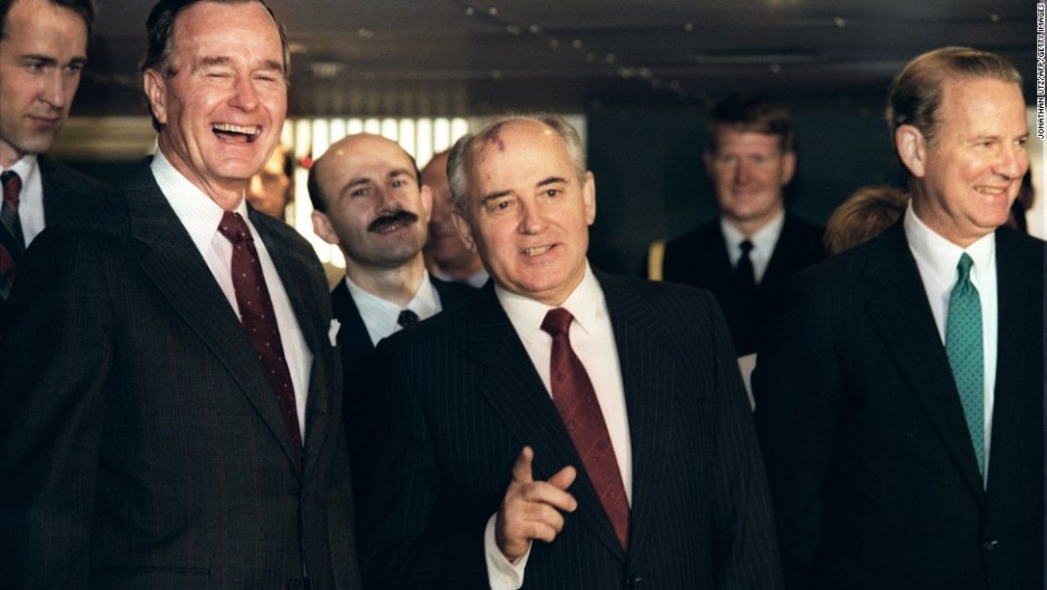 El presidente George H. W. Bush con Gorbachov en La Valeta, Malta, durante una cumbre entre Estados Unidos y la Unión Soviética en 1989. (JONATHAN UTZ/AFP/Getty Images)