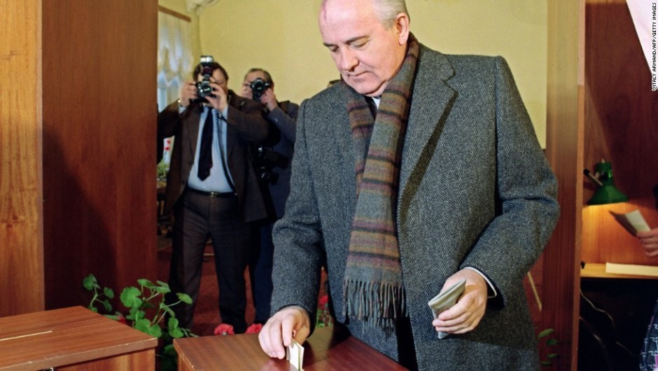Gorbachov vota en Moscú en 1991 en el primer referéndum soviético para decidir si el país seguirá siendo un estado unido. )VITALY ARMAND/AFP/Getty Images)